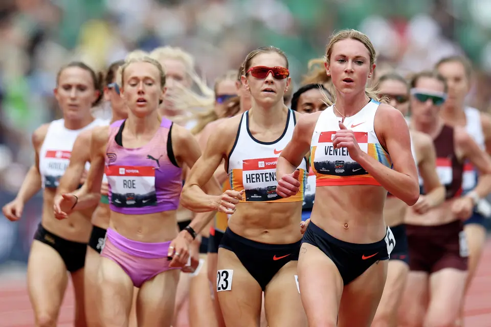 Emily Venter in runners' pack on race course.